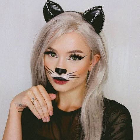 Déguisement et maquillage de chat pour la fête du 31 octobre. Cat Costume Makeup, Tiger Makeup, Maquillage Halloween Simple, Cat Halloween Makeup, Bear Makeup, Makeup At Home, Animal Makeup, Cat Makeup Halloween, Cute Halloween Makeup