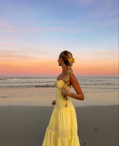 Yellow Beach Dress, Sommer Strand Outfit, Summer Picture Poses, Hawaii Outfits, Foto Poses, Foto Vintage, Ținută Casual, Outfits Verano, Summer Photos