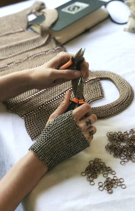 Chain Mail Outfit, Chainmail Aesthetic, Chainmail Corset, Chainmail Crochet, Chainmail Headpiece, Crochet Chainmail, Chainmail Fashion, Diy Chainmail, Chainmail Purse