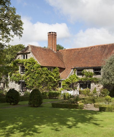 English Farmhouse Exterior, Old English House, Old House Design, English Farmhouse, English Houses, Farmhouse Renovation, Farmhouse Garden, Old Farm Houses, English House