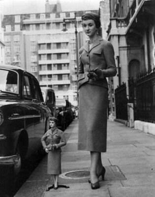 Virginia Woodford 1950s Vintage Fashion, Hardy Amies, 1950 Fashion, Dior Collection, Design Moda, London College Of Fashion, Look Retro, Fashion 1950s, Vintage Suits