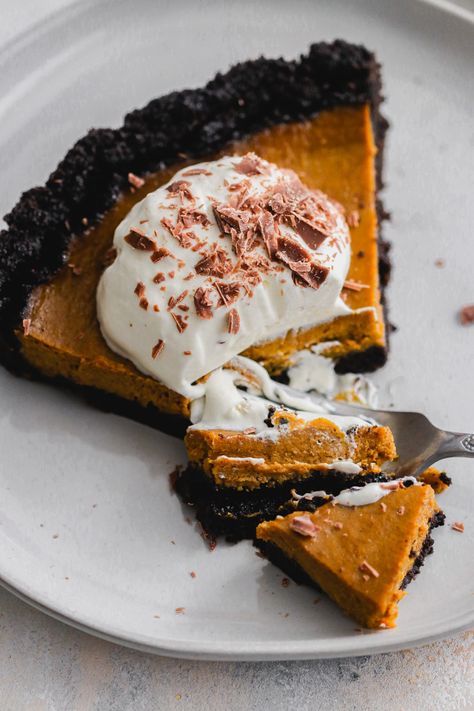 Paleo Pumpkin Waffles, Creamy Pumpkin Pie, Chocolate Pie Crust, Chocolate Pumpkin Pie, Easy Tart Recipes, Thanksgiving Sweet Treats, Chocolate Pumpkin, Chocolate Crust, Pumpkin Waffles