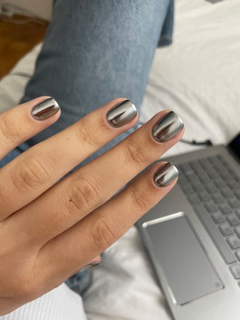 short viral hailey bieber nails metallic Hailey Bieber Inspired Nails, Nail Design Metallic, Metalic Short Nail, Silver Chrome Gel Nails, Silver Nail Inspo Short, Metalic Nails Short, Grey Shiny Nails, Silver Chrome Short Nails, Black And Chrome Nails Short