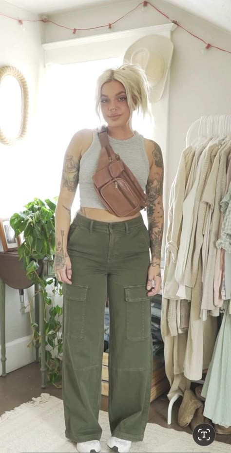 Going Out Grunge Outfits, Mid Sized Street Style, Midsize Curvy Fashion, Trendy Curvy Outfits Summer, Autm Outfit Women, Cargo Pants Midsize, Mid Rise Pants Outfit, Waist Accentuating Outfit, Mid Size Cargo Pants Outfit