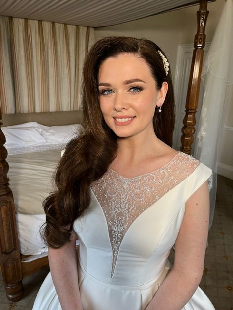 Classic bride with Hollywood waves Old Hollywood Waves Wedding, Vintage Hollywood Waves, Modern Wedding Hair, Glam Wedding Hair, Indian Makeup Looks, Old Hollywood Waves, Bridal Hairstylist, Bridal Glam, Hair Services