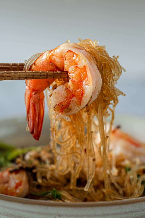 Thai shrimp and glass noodles or goong ob woonsen is a classic Thai dish that's easy to make and never fails to impress! It's great on its own or with rice. Even greater accompanied by Thai seafood sauce or Chinese vinegar! #Thaishrimpandglassnoodles #gingershrimpandglassnoodles #goongobwoonsen #gungobwoonsen #กุ้งอบวุ้นเส้น #Thainoodles #mungbeannoodles #mungbeanthreads #cellophanenoodles #Chinesevermicellinoodles #fensi Shrimp Glass Noodle Recipes, Asian Noodles With Shrimp, Thai Seafood Sauce, Shrimp And Glass Noodles, Curry Glass Noodles, Vietnamese Glass Noodles, Thai Glass Noodles, Shrimp Pho, Seafood Noodles