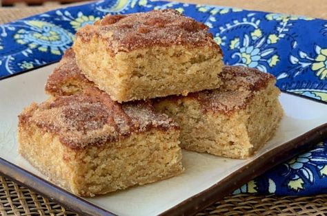 Thick, cinnamon-topped Soft Snickerdoodle Blondies are great fresh from the oven. Even better - they are still soft, chewy and delicious the next day. Snickerdoodle Blondies Recipe, Snickerdoodle Blondies, Snickerdoodle Bars, Gluten Free Snickerdoodles, Gluten Free Christmas, Blondies Recipe, Cinnamon Chips, Brownie Bar, Snickerdoodles