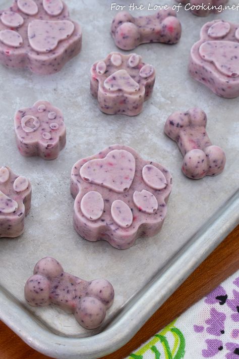 Frozen Berry-Banana Dog Treats Frozen Dog Treats Recipes, Pet Treats Recipes, Easy Dog Treat Recipes, Frozen Dog Treats, Dog Biscuit Recipes, Dog Ice Cream, Easy Dog Treats, Healthy Dog Treats Homemade, Doggie Treats