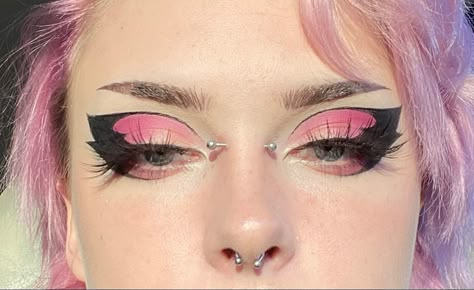 Pink and black butterfly-esque shadow/liner combo #eyeshadow Goth Pink Eyeshadow, Pink And Black Halloween Makeup, Pink Black Eye Makeup, Pink And Black Eyeliner, Pink And White Eyeshadow, Pink And Black Graphic Liner, Pink Scene Makeup, Pink Butterfly Eye Makeup, Goth Pink Makeup