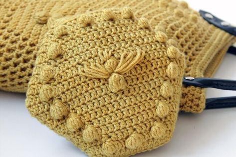 Crochet Baubles, Crocheted Purses, Bee Bag, Bag Crochet Pattern, Purse Crochet, Crocheted Bags, Worker Bee, Crochet Shell Stitch, Bags Ideas