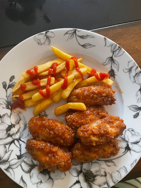 Chicken And Fries Aesthetic, Chicken Wings And Fries, Snap Food Home, Foods Aesthetics, Ramadan Foods, Wings And Fries, Chicken And Fries, Random Snaps, Jamaica Food