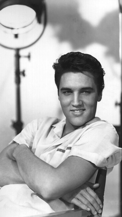 Elvis Presley Wallpaper, Elvis Wallpaper, The Boy Next Door, Elvis Movies, Funny Iphone Wallpaper, Elvis Presley Photos, Famous Faces, Most Beautiful Man, Album Photo