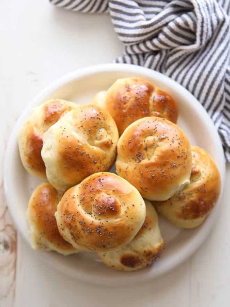 Knotted Dinner Rolls Knot Rolls, Challah Rolls, Hannukah Recipes, Hanukkah Recipes, Challah Bread, Monkey Bread, Jewish Recipes, Challah, Dessert Cupcakes