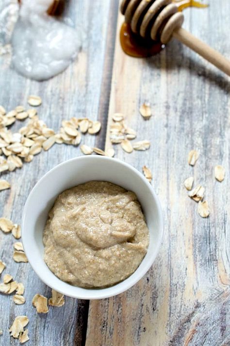 Honey Oatmeal Homemade Face Mask- Make this honey oatmeal homemade face mask for your next DIY spa day and it'll leave your skin feeling moisturized and looking beautiful! | DIY beauty product, oats, all-natural, make your own face mask Make Your Own Face Mask, Easy Diy Beauty Products, Homemade Face Mask, Face Mask For Pores, Diy Spa Day, Pore Mask, Cleansing Mask, Face Mask Recipe, Honey Oatmeal