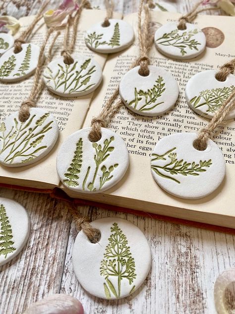 Cottage Core Crafts, Flower Making Crafts, Dough Crafts, Place Tags, Clay Idea, Clay Gift Tags, Present Tags, Clay Christmas Decorations, Gift Tags Birthday