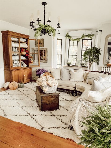 Rustic vintage farmhouse livingroom Country Farmhouse Living Room, Vintage Living Room Decor, Country Romance, Rustic Farmhouse Living Room, Farmhouse Style Living Room, Modern Farmhouse Living Room, Farmhouse Living Room, Country Living Room, Vintage Living Room