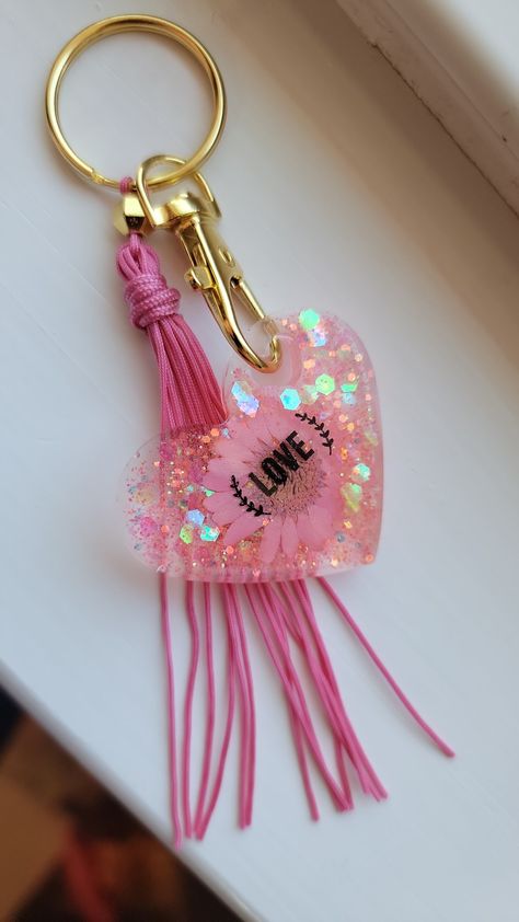 Love resin keychain Resin Valentines Day Gifts, Keychain Resin, Keychain Ideas, Diy Resin Projects, Valentines Day Love, Resin Keychain, Resin Projects, Diy Resin, Macrame Design