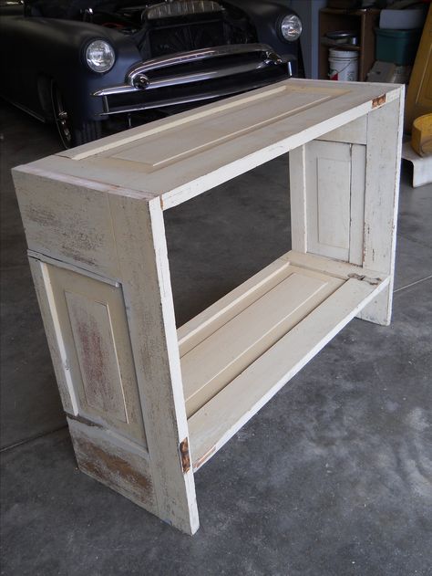 A side table i made from a old door Old Door Into Table, Table From Old Door, Old Door Table Top, Farmhouse Coffee Bar Table Old Door, Side Table From Old Door, Diy Wall Unit, Diy Hout, Window Makeover, Furniture Recycle