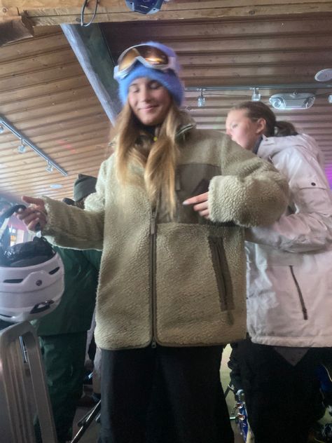 Ski Fits Aesthetic, Afterski Outfit, Winter Mountain Outfit, Mountain Outfit Winter, Winter Ski Outfit, Ski Fits, Ski Fit, Apres Ski Outfits, Ski Aesthetic