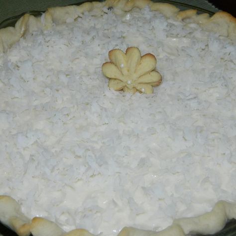 White Christmas Pie Christmas Pie Recipes, Pie Crust Top, Chiffon Pie, Christmas Dessert Table, Best Christmas Desserts, Christmas Pie, Coconut Cups, Cranberry Pistachio, Baked Pie Crust