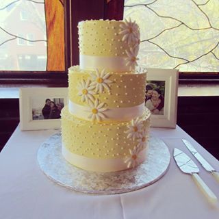 Beautiful daisy cake in honor of the bride-to-be’s favorite flower••••#bridalshowerdecor #bridalshower #bride #decorationideas #weddingparty #bridetobe #cookingtheme #decorations #eventplanner #weddingplanner #consiliumevents Daisy Wedding Cakes, Golden Anniversary Cake, Golden Wedding Cake, Yellow Wedding Cake, Daisy Cake, Green Wedding Cake, Daisy Cakes, Summer Wedding Cakes, White Wedding Cakes