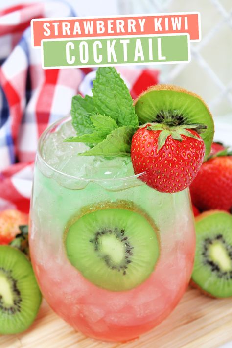 Strawberry Vodka Drinks, Strawberry Alcohol Drinks, Watermelon Alcoholic Drinks, Summer Drink Recipes Nonalcoholic, Kiwi Cocktail, Kiwi Drink, Easy Party Drinks, Fruity Alcohol Drinks, Christmas Drinks Alcohol Recipes