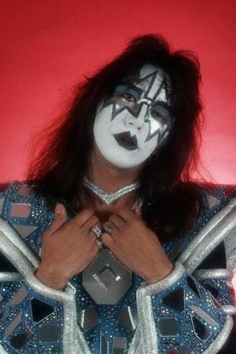 #Kiss #Rock #Band #Photo. (ACE FREHLEY). Banda Kiss, Eric Singer, Vinnie Vincent, Kiss Members, Eric Carr, Peter Criss, Kiss Army, Kiss Pictures, Vintage Kiss