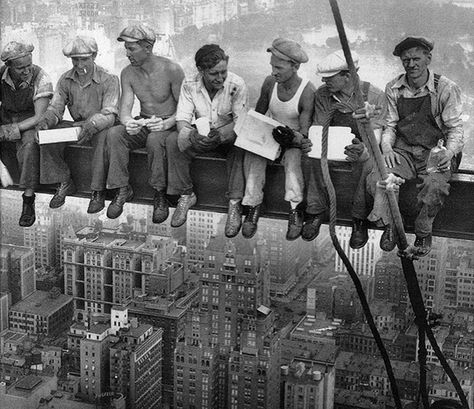 El almuerzo de la muerte Lunch Atop A Skyscraper, Friends Name, Construction Workers, History Photos, Construction Worker, Foto Art, Time Of Day, Iconic Photos, Jolie Photo