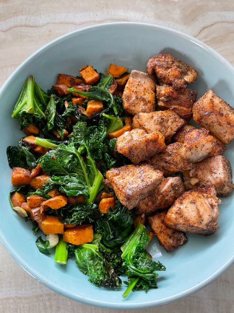 Salmon Kale Bowl, Clean Girl Eating, Cajun Salmon Bites, Salmon And Sweet Potatoes, Sweet Potato Salmon, Simple Healthy Dinners, Macro Friendly Foods, Lazy Lunch, Salmon Sweet Potato