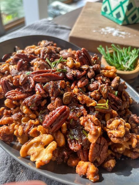 Christmas Nuts Flavored Nuts Recipes Holidays, Candied Nuts Recipe Christmas, Warm Nuts Recipe, Nut Mix Recipe, Candied Nuts Recipe, Nigella Christmas, Roasted Nuts Recipe, Spiced Nuts Recipe, Pecan Halves