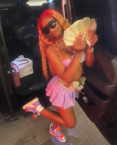 Baddie Pfp Pink, Rapper Costume, Iphone Wallpaper Bright, Hood Wallpapers, 2010s Aesthetic, Instagram Money, Y2k Photos, Celebrity Selfies, 2013 Swag Era