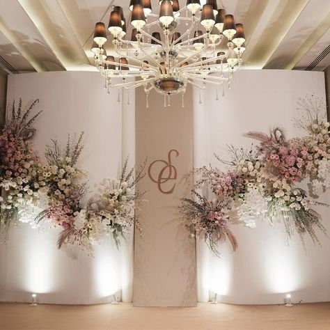 White Wedding Backdrop, Wedding Dinner Decor, Engagement Stage Decoration, Memorial Wedding, Pink And White Weddings, Wedding Entrance Decor, Simple Wedding Decorations, Stage Decor, Wedding Planning Decor