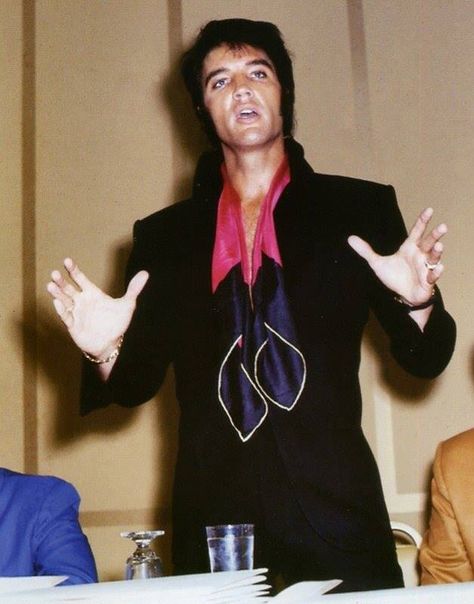 1969 Press Conference at the International Hotel, Las Vegas Elvis Presley Las Vegas, Elvis Art, Elvis Presley Family, Elvis Presley Pictures, Elvis And Priscilla, Elvis Presley Photos, Rock N’roll, Las Vegas Hotels, Hound Dog