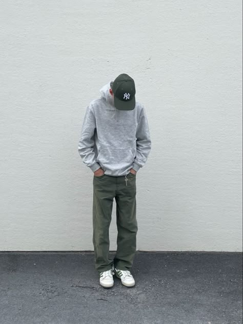 Carpenters Pants Outfit Men, Green Carpenter Pants Outfit, Green Carhartt Pants Outfit, Olive Green Pants Men, Carhartt Pants Outfit, Athletic Pants Outfit, Carpenter Pants Outfit, Man Ootd, Cap Outfit Men