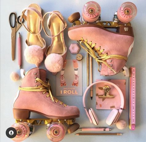 Sepatu Roda Aesthetic Girl, Pink Roller Skates Aesthetic, Pink Roller Skates, Roller Skating Outfits, Skate Aesthetic, Retro Roller Skates, Skating Aesthetic, Roller Skate Shoes, Roller Shoes