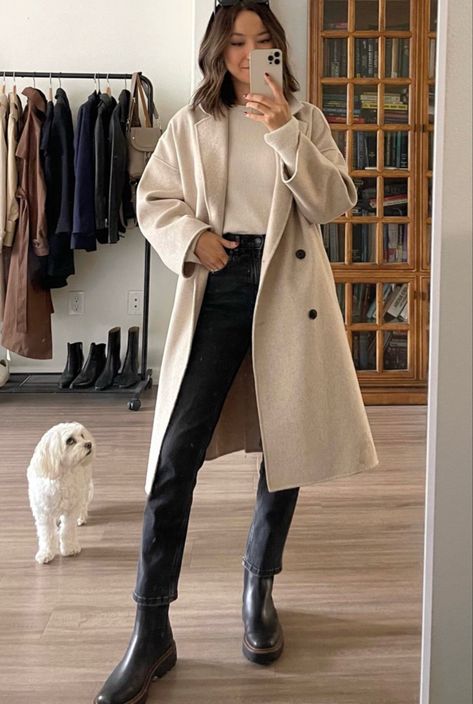 Nude Coat Outfit, Cream Coat Outfit Winter, Beige Coat Outfit Winter, Bariloche Outfits, Beige Coat Outfit, Beige Winter Coat, Eurotrip Outfits, Worst Outfits, Winter Coat Outfits