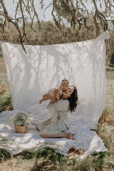 White Sheet Photoshoot Outside Family, Simple Spring Mini Session Ideas, Pet Mini Sessions Photo Ideas, Mommy And Me Outside Photo Shoot, White Sheet Mommy And Me Photoshoot, Mama Mini Photoshoot, Sheet Outside Photoshoot, Spring Mother Daughter Photo Shoot, Mommy And Me Sheet Photoshoot