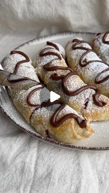 @world.coooking on Instagram: "Banana dessert 🥹🥹🥹  For more recipes make sure to checkout their page 👇🏻  Reposting from:  @seriousfoodfetish   Ingredients • 4 bananas • hazelnut chocolate spread • raspberries • puff pastry sheet •1 egg + dash of water, whisked • powdered sugar  Recipe *preheat oven to 400 1. Peel bananas. Use knife to carefully carve out center, refraining from slicing all the way through. Use spoon to scoop center out & scrape any remaining chunks. You want to create a "boat" 2. Scoop hazelnut spread into plastic zip top or piping bag. Pipe in center of banana. 3. Place a few small raspberries on spread in the banana, pushing down a bit to rest them. 4. Use pizza cutter or knife to slice 8 strips of puff pastry, about 3/4 inches thick. 5. Carefully wrap each banana - Powdered Sugar Recipes, 4 Bananas, Hazelnut Chocolate, Banana Dessert, Cake Baking Recipes, Chocolate Spread, Puff Pastry Sheets, Fruit Carving, Pastry Sheets