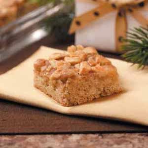 Caramel-Cashew Cake Bars Cashew Desserts, Cashew Cake, Apple Bar Recipes, Cashew Bars, Cashew Crunch, Caramel Cashew, Caramel Apple Bars, Cake Bars Recipe, Chewy Caramel