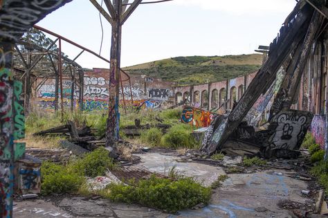 Abandoned Bayshore Train Yard Photos in San Francisco Eerie Places, Abandoned Train, Places In California, Scary Places, Post Apocalypse, Round House, Architecture Old, Abandoned Buildings, Abandoned Places