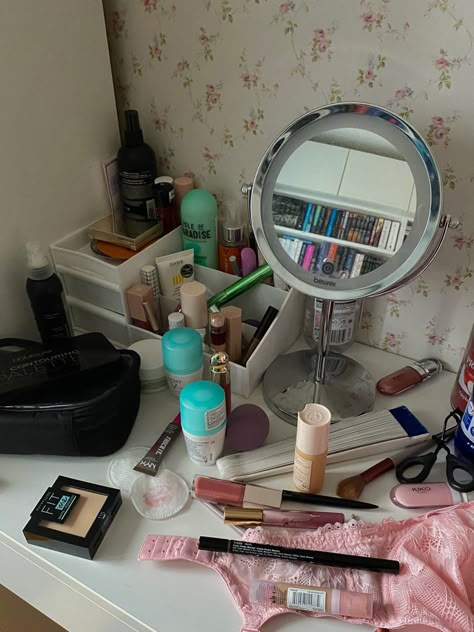 Messy Make Up Table, Makeup Messy Table, Makeup On Desk, Messy Makeup Table, Messy Makeup Desk, Applying Makeup Aesthetic, Make Up Collection Aesthetic, Makeup Desk Aesthetic, Make Up Desk