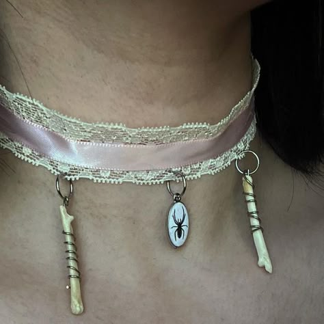 Bone Choker Necklace, How To Charm Jewelry Witchcraft, Bone Jewelry Aesthetic, Oddity Jewelry, Bones Witchcraft, Jewelry Diy Ideas, Outfit With Jewelry, Bones Jewelry, Pretty Bone