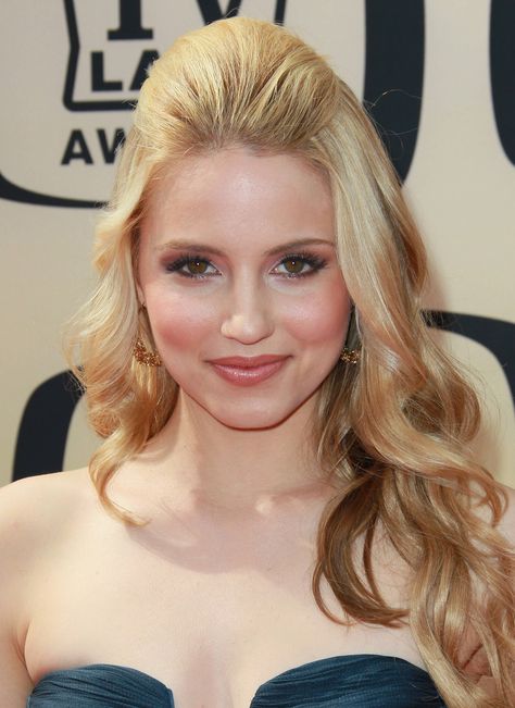 Front of hair bump, easy peasy, quick and simple. Hair Bump, 2000s Hair, Easy Professional Hairstyles, 2000s Hairstyles, Elegance Hair, Bump Hairstyles, Hair Techniques, Wedding Hairstyles Half Up Half Down, Dianna Agron