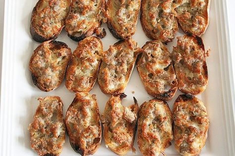 Sausage Crostini Sausage Crostini, Ground Sausage Recipes, Quick Appetizer, Crostini Appetizers, Meatless Meal, Cheese Ravioli, Meat Appetizers, Ground Sausage, Quick Appetizers