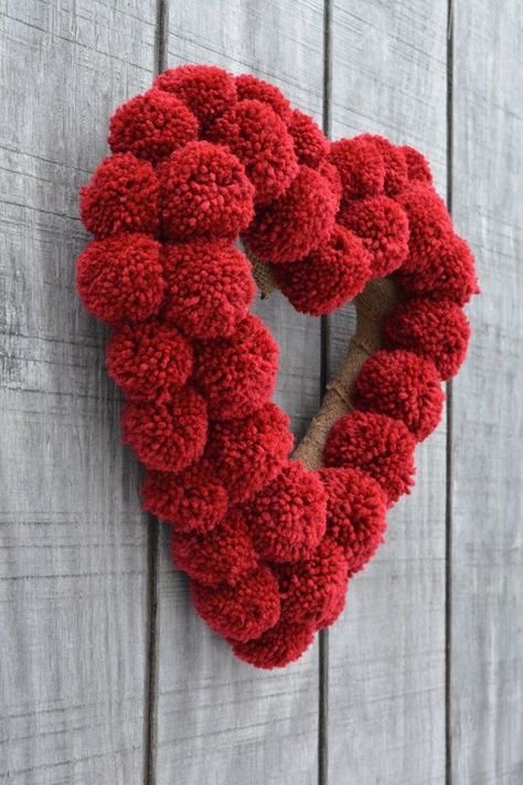 Pom Pom heart wreath Valentine Wreath Diy, Pom Pom Wreath, Diy Valentines Decorations, How To Make A Pom Pom, Pom Pom Crafts, Navidad Diy, Wreaths And Garlands, Valentine Day Wreaths, Heart Wreath