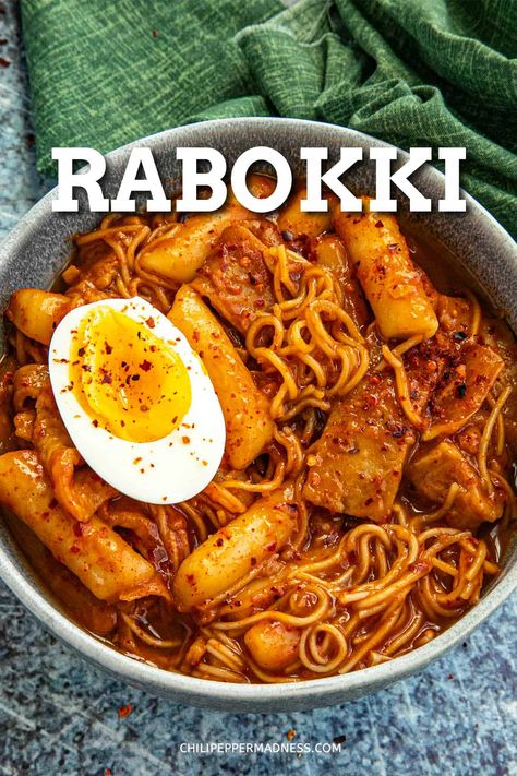 Rabokki is a popular Korean street food dish that combines two dishes: "ramen"" and tteokbokki", a fusion of noodles with chewy rice cakes in a spicy sauce. Rabokki Recipe, Korean Dinner, Chili Pepper Recipes, Spicy Dinner Recipes, Homemade Hot Sauce, Homemade Ramen, Spicy Ramen, Spicy Chicken Recipes, Kimchi Recipe