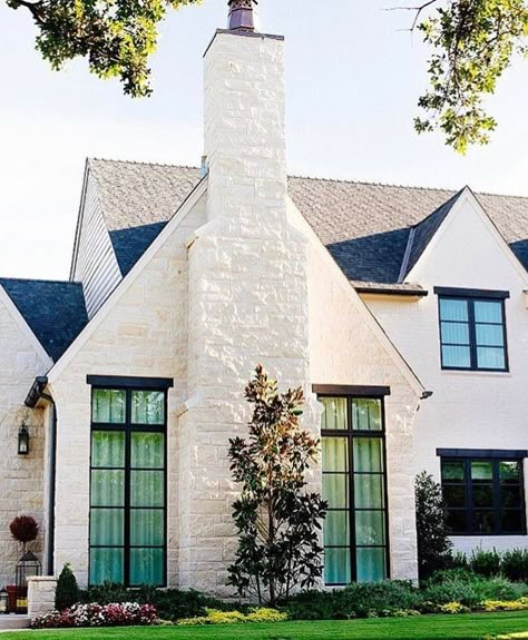 Brick paint color- Sherwin Williams "accessible beige" photo: Becki Owens White Brick House, Farmhouse Exterior Design, Diy Outdoor Decor, Modern Farmhouse Exterior, Casa Exterior, Black Windows, Exterior Stone, White Brick, Painted Brick