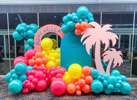 Coachella theme inspired balloon backdrop #tropicalvibes #coachella #balloonbackdrop #balloongarland #palmtreeprop #backdrops #bomchella #archbackdrops #balloondecor #balloonsandprops Coachella Backdrop, Coachella Pool Party, 2023 Coachella, Coachella Theme Party, Coachella Theme, Tree Props, Miami Party, Coachella Vibes, Pastel Beach