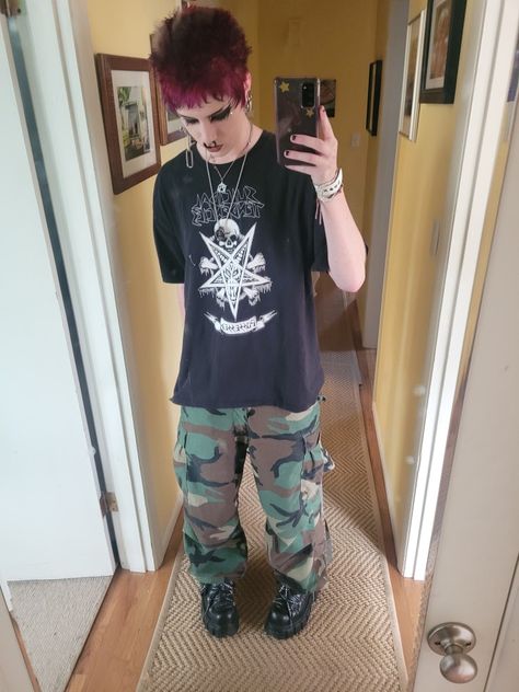 Camo Pants Metalhead, Hardcore Outfits, Trip Pants, Army Pants Outfit, Metalhead Fashion, Punk Outfit, Hardcore Style, How To Style Cargo Pants, Skater Outfits