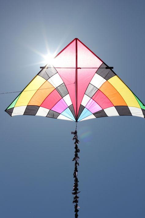 Now, you wouldn't know it from this photo, but this Delta is a 9ft span kite which the owner uses for KAP. Tasteful geometric design is nicely back-lit by the sun. Note the fluffy hi-drag tail which would achieve max steadiness when lofting a camera...T.P. (my-best-kite.com) Bib Ideas, Kite Store, Delta Kite, Kite Designs, Go Fly A Kite, Chinese Paper, Makar Sankranti, Kite Flying, San Martin